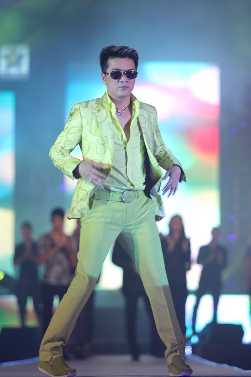 Sau màn biểu diễn catwalk ấn tượng ở Hà Nôi, Đàm Vĩnh Hưng tiếp tục thử sức ở công việc mới này